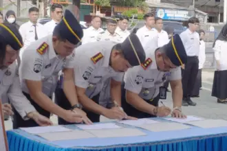 Penandatanganan komitmen WBK–WBBM diikuti jajaran pejabat struktural Kanwil Ditjenpas Sulteng serta para Kepala Unit Pelaksana Teknis Pemasyarakatan, Senin (2/2/2026). (©Humas Ditjenpas Sulteng)