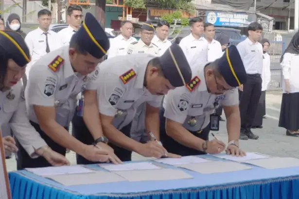 Penandatanganan komitmen WBK–WBBM diikuti jajaran pejabat struktural Kanwil Ditjenpas Sulteng serta para Kepala Unit Pelaksana Teknis Pemasyarakatan, Senin (2/2/2026). (©Humas Ditjenpas Sulteng)