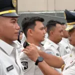 Kakanwil Ditjenpas Sulteng Bagus Kurniawana (kanan) menyematkan tanda kenaikan pangkat kepada pegwai di lingkungan Kanwil Ditjenpas Sulteng, Senin (9/2/2026). (©HUmas Kanwil Ditjenpas Suletng)