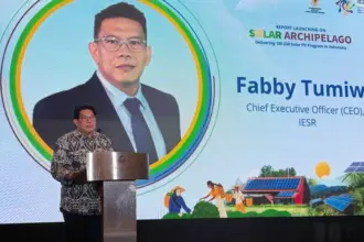 CEO IESR Fabby Tumiwa pada peluncuran Kajian Rencana Pembangunan PLTS 100 GW di Jakarta, Senin (23/2/2026). (©IESR)
