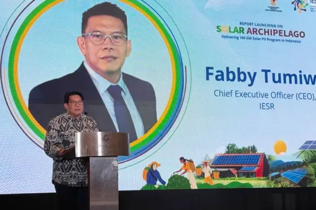CEO IESR Fabby Tumiwa pada peluncuran Kajian Rencana Pembangunan PLTS 100 GW di Jakarta, Senin (23/2/2026). (©IESR)