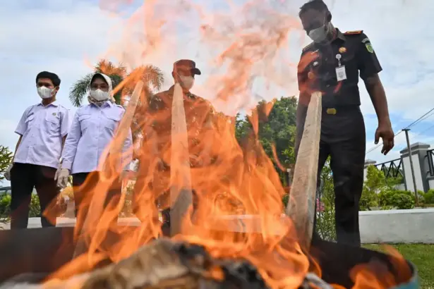Kepala Kejari Palu Rohmadi (kanan) bersama Asisten II Pemkot Palu Eka Komalasari (kedua kanan), Pejabat Danramil Palu memusnahkan barang bukti pidana umum di Halaman kantor Kejari Palu, Rabu (11/2/2026). (©bmzIMAGES/Basri Marzuki)