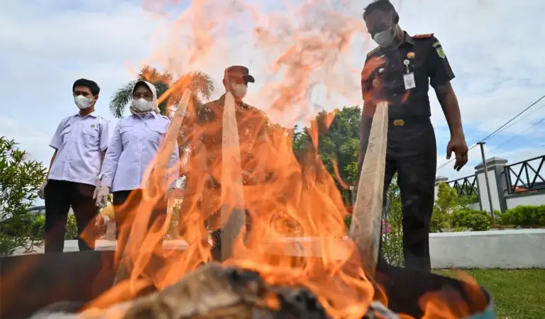 Kepala Kejari Palu Rohmadi (kanan) bersama Asisten II Pemkot Palu Eka Komalasari (kedua kanan), Pejabat Danramil Palu memusnahkan barang bukti pidana umum di Halaman kantor Kejari Palu, Rabu (11/2/2026). (©bmzIMAGES/Basri Marzuki)