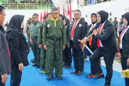 Kepala Staf Kodam (Kasdam) XXIII/Palaka Wira Brigjen TNI Agus Sasmita (tengah pad apembukaan Pencak SIlat Militer Open Tournament di GBK Palu, Senin (2/2/2026). (©Pendam23)
