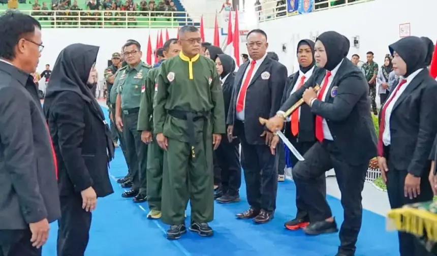 Kepala Staf Kodam (Kasdam) XXIII/Palaka Wira Brigjen TNI Agus Sasmita (tengah pad apembukaan Pencak SIlat Militer Open Tournament di GBK Palu, Senin (2/2/2026). (©Pendam23)