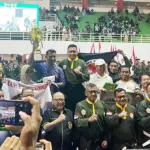 Pangdam XXIII/Palaka Wira Mayjen TNI Jonathan Binsar Parluhutan Sianipar (tengah) berpose dengan pemenang pada penutupan Open Tournament Pencak Silat Militer di GBK Palu, Sabtu (7/2/2026). (©Pendam23)