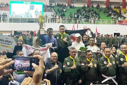 Pangdam XXIII/Palaka Wira Mayjen TNI Jonathan Binsar Parluhutan Sianipar (tengah) berpose dengan pemenang pada penutupan Open Tournament Pencak Silat Militer di GBK Palu, Sabtu (7/2/2026). (©Pendam23)