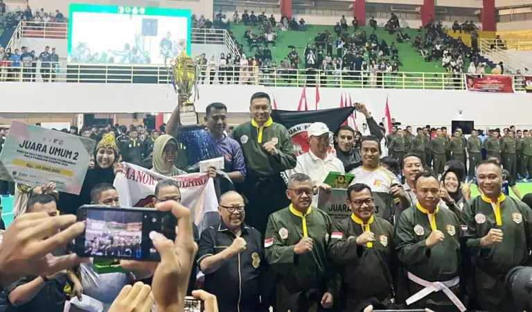 Pangdam XXIII/Palaka Wira Mayjen TNI Jonathan Binsar Parluhutan Sianipar (tengah) berpose dengan pemenang pada penutupan Open Tournament Pencak Silat Militer di GBK Palu, Sabtu (7/2/2026). (©Pendam23)