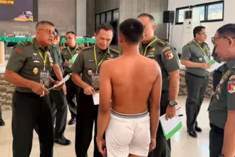 Kasdam XXIII/Palaka Wira Brigjen TNI Agus Sasmita (kiri) memimpin seleksi calon bintara prajurit karir di Kodam XXIII/Palaka Wira, Rabu (4/2/2026). (©Pendam23)