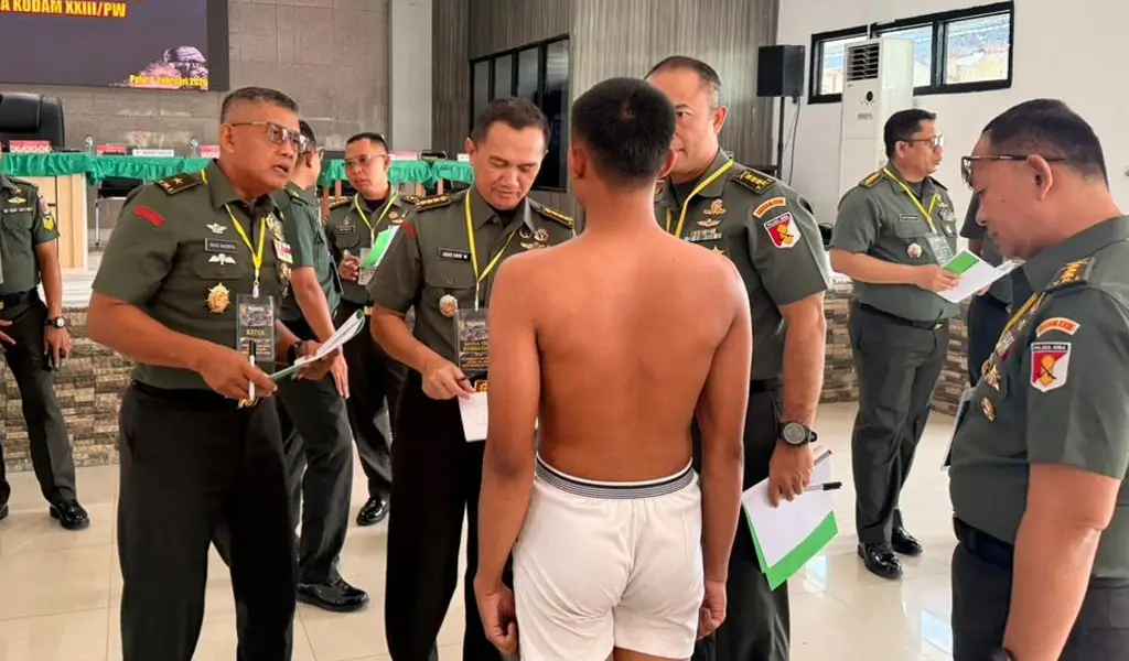 Kasdam XXIII/Palaka Wira Brigjen TNI Agus Sasmita (kiri) memimpin seleksi calon bintara prajurit karir di Kodam XXIII/Palaka Wira, Rabu (4/2/2026). (©Pendam23)