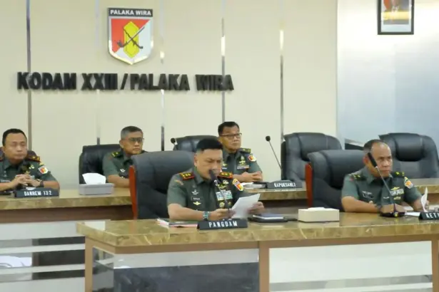 Pangdam XXIII/Palaka Wira Mayjen TNI Jonathan Binsar Parluhutan Sianipar pada audit kinerja bersama TIm Itjnead di Aula Songgolangi Makodam XXIII/Palaka Wira, Palu, Senin (23/2/2026). (©Pendam23/PW)