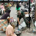 Sejumlah prajurit membersihkan kawasan Pasar Masomba di Palu, Jumat (13/2/2026). (©Pendam23)