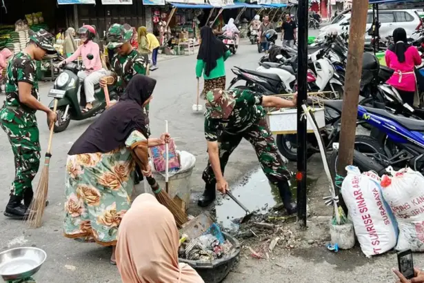 Sejumlah prajurit membersihkan kawasan Pasar Masomba di Palu, Jumat (13/2/2026). (©Pendam23)