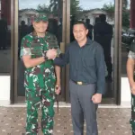 Pangdam XXIII/Palaka Wira Mayjen TNI J. Binsar Parluhutan Sianipar berjabat komando dengan Bupati Touna Ilham Lawidu di Ampana, Kamis (27/2/2026). (©Pendam23/PW)