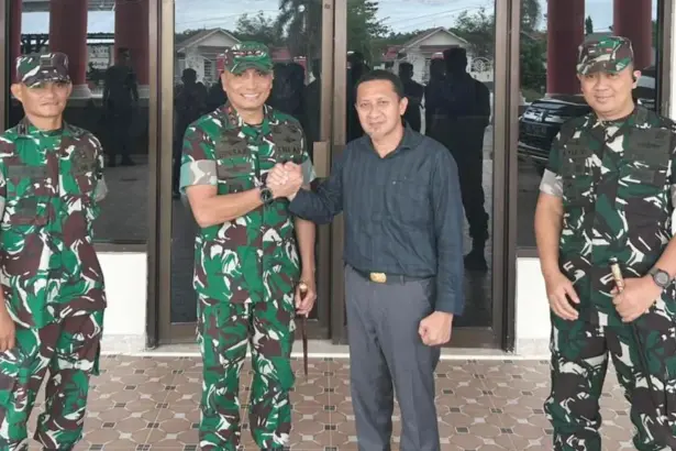 Pangdam XXIII/Palaka Wira Mayjen TNI J. Binsar Parluhutan Sianipar berjabat komando dengan Bupati Touna Ilham Lawidu di Ampana, Kamis (27/2/2026). (©Pendam23/PW)