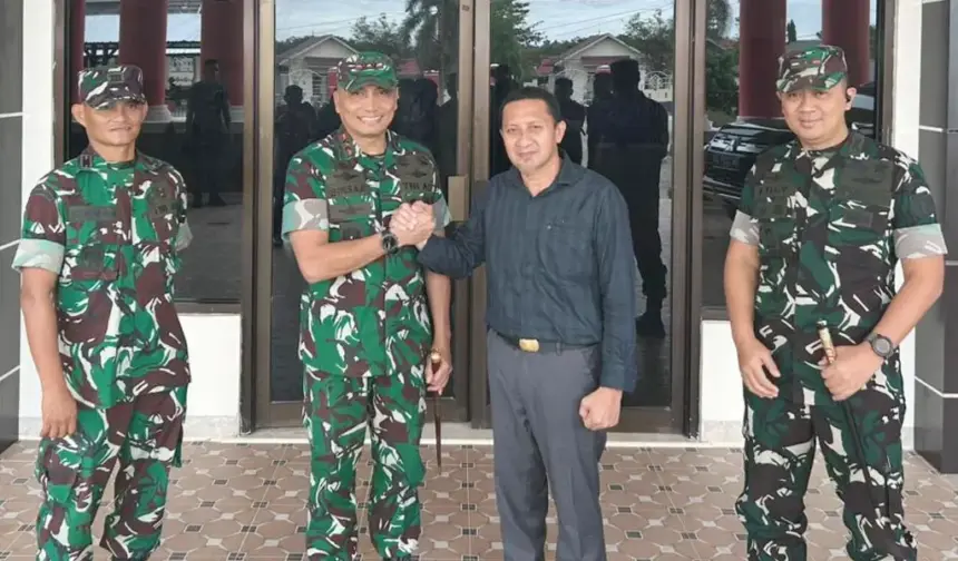 Pangdam XXIII/Palaka Wira Mayjen TNI J. Binsar Parluhutan Sianipar berjabat komando dengan Bupati Touna Ilham Lawidu di Ampana, Kamis (27/2/2026). (©Pendam23/PW)