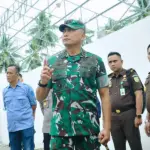 Pangdam XXIII/Palaka Wira Mayjen TNI J. Binsar Parluhutan Sianipar (tengah) saat meninjau pembangunan Koperasi Merah Putih di Desa Masamba, Poso Pesisir Selatan, Poso, Kamis (26/2/2026). (©Pendam23/PW)