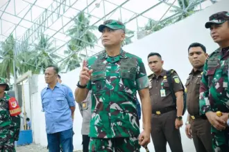 Pangdam XXIII/Palaka Wira Mayjen TNI J. Binsar Parluhutan Sianipar (tengah) saat meninjau pembangunan Koperasi Merah Putih di Desa Masamba, Poso Pesisir Selatan, Poso, Kamis (26/2/2026). (©Pendam23/PW)