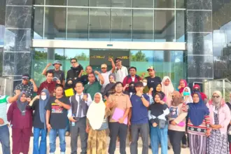 Perwakilan warga dari Aliansi Masyarakat Loli Oge bersama pengacara LBH Rakyat usai mengadukan perusahaan pertambangan batu di Kejati Sulteng, Sealsa (3/2/2026). (©LBH-Rakyat)
