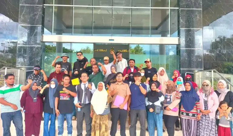 Perwakilan warga dari Aliansi Masyarakat Loli Oge bersama pengacara LBH Rakyat usai mengadukan perusahaan pertambangan batu di Kejati Sulteng, Sealsa (3/2/2026). (©LBH-Rakyat)