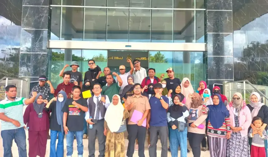 Perwakilan warga dari Aliansi Masyarakat Loli Oge bersama pengacara LBH Rakyat usai mengadukan perusahaan pertambangan batu di Kejati Sulteng, Sealsa (3/2/2026). (©LBH-Rakyat)