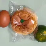 Telur, roti, dan jeruk, MBG yang diterima para siswa di SDN Palupi dan SDN Inpres Palupi. (©beritapalu.id)