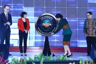 Seremonial peluncuran Indonesia–UK Strategic Partnership Working Group on Climate Financing di Jakarta, Kamis (26/2/2026). (©OJK)