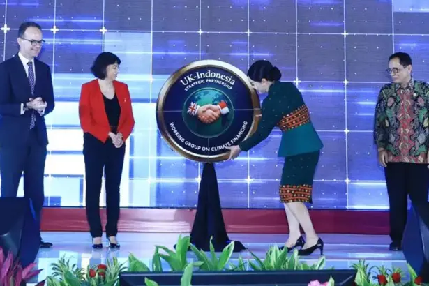 Seremonial peluncuran Indonesia–UK Strategic Partnership Working Group on Climate Financing di Jakarta, Kamis (26/2/2026). (©OJK)