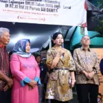 Pjs Ketua Dewan Komisioner OJK Friderica Widyasari Dewi (tengah) pada pemantauan pendataan lapangan SNLIK 2026 di Bekasi, Senin (9/2/2026). (©OJK)