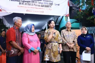 Pjs Ketua Dewan Komisioner OJK Friderica Widyasari Dewi (tengah) pada pemantauan pendataan lapangan SNLIK 2026 di Bekasi, Senin (9/2/2026). (©OJK)