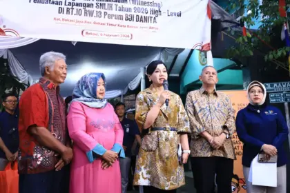 Pjs Ketua Dewan Komisioner OJK Friderica Widyasari Dewi (tengah) pada pemantauan pendataan lapangan SNLIK 2026 di Bekasi, Senin (9/2/2026). (©OJK)