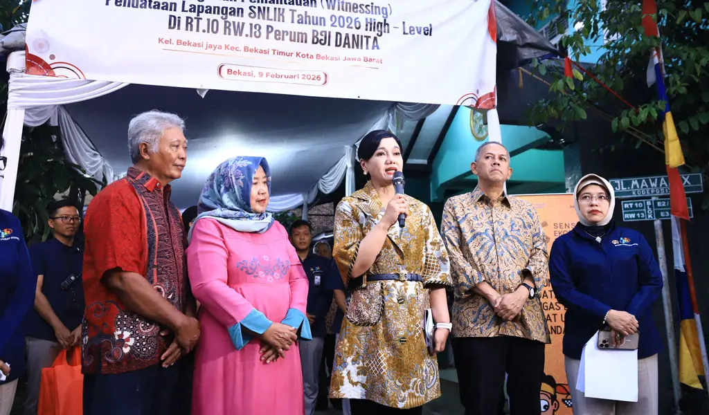 Pjs Ketua Dewan Komisioner OJK Friderica Widyasari Dewi (tengah) pada pemantauan pendataan lapangan SNLIK 2026 di Bekasi, Senin (9/2/2026). (©OJK)