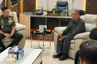 Pangdam) XXIII/Palaka Wira, Mayjen TNI J. Binsar Parluhutan Sianipar bersama Kepala Pengailan Tinggi Sulteng, Aroziduhu Waruwu, Selasa (24/2/2026). (©Pendam23/PW)