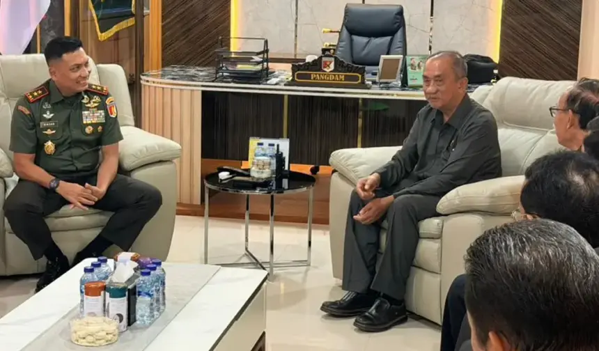 Pangdam) XXIII/Palaka Wira, Mayjen TNI J. Binsar Parluhutan Sianipar bersama Kepala Pengailan Tinggi Sulteng, Aroziduhu Waruwu, Selasa (24/2/2026). (©Pendam23/PW)