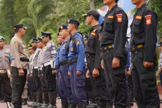 Inspakesi pasukan pada Apel Siaga yang dihadiri Pemkto Palu di Mapolresta Palu, Kamis (26/2/2026). (©Prokopim Setda Kota Palu/Jufri)