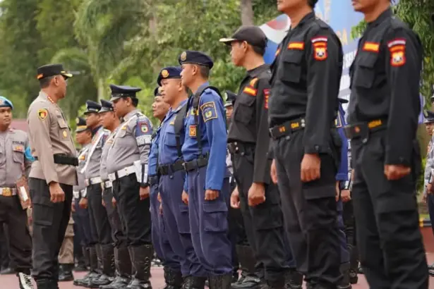 Inspakesi pasukan pada Apel Siaga yang dihadiri Pemkto Palu di Mapolresta Palu, Kamis (26/2/2026). (©Prokopim Setda Kota Palu/Jufri)