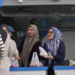 Sekda Palu Irmayanti (kedua kanan) melayani pembeli di stan Jamila di CFD Vatulemo, Minggu (1/2/2026). (©Prokopim Setda Kota Palu/Jufri)