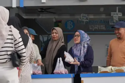 Sekda Palu Irmayanti (kedua kanan) melayani pembeli di stan Jamila di CFD Vatulemo, Minggu (1/2/2026). (©Prokopim Setda Kota Palu/Jufri)