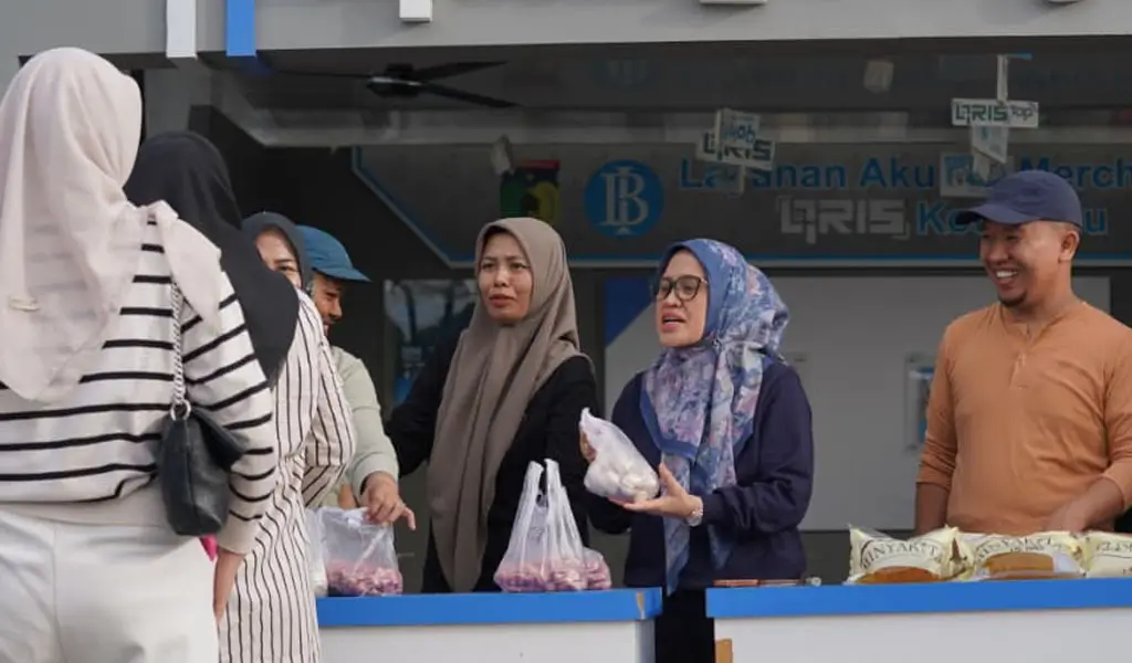 Sekda Palu Irmayanti (kedua kanan) melayani pembeli di stan Jamila di CFD Vatulemo, Minggu (1/2/2026). (©Prokopim Setda Kota Palu/Jufri)