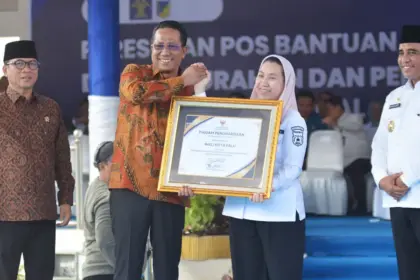 Wakil Wali KOta Palu Imelda Liliana Muhidin menerima penghargaan dari Menkum Supratman Andi Agtas disaksikan menteri PDT Yandri Susanto dan Gubernur Sulteng Anwar Hafid pada persemian Posbankum se Sulteng di Lapangan Pogombo, Rabu 94/2/2026). (©bmzIMAGES/Basri Marzuki)