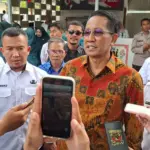 Menkum Supratman Andi Agtas didampingi Plt Asisten Bidang Perekonomian dan Pembangunan Setda Kota Palu Rahmat Mustafa memberikan keterangan kepada wartawan usai meresmikaan Gerai Koperasi Merah Putih Kelurahan Talise di Palu, Rabu 94/2/2026). (©Prokopim Setda Kota Palu/Jufri)
