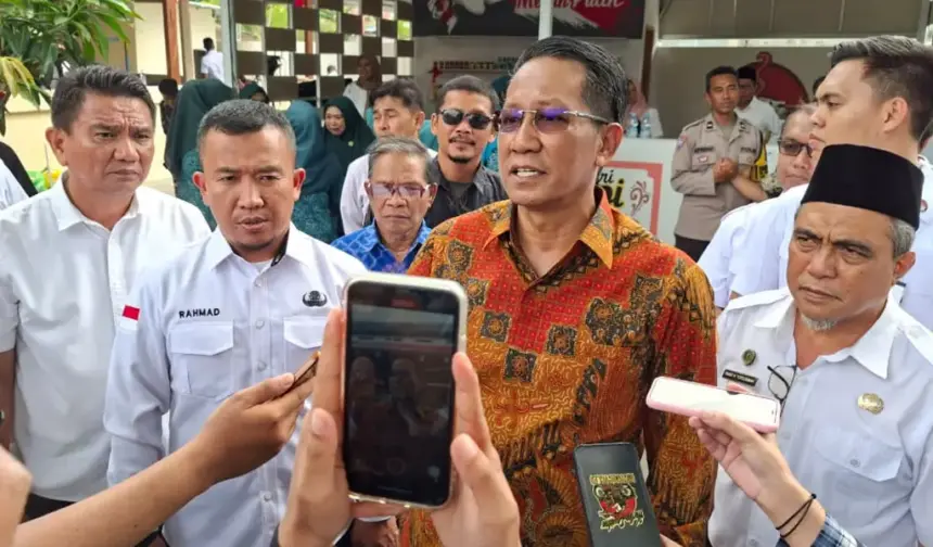 Menkum Supratman Andi Agtas didampingi Plt Asisten Bidang Perekonomian dan Pembangunan Setda Kota Palu Rahmat Mustafa memberikan keterangan kepada wartawan usai meresmikaan Gerai Koperasi Merah Putih Kelurahan Talise di Palu, Rabu 94/2/2026). (©Prokopim Setda Kota Palu/Jufri)