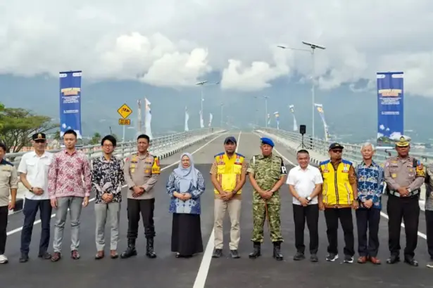 Foto bersama usai peresemian pemanfaatan Jembatan Palu IV dan Elevated Road di palu, Jumat (13/2/2026). (©Prokopim Setda Kota Palu/Jufri)