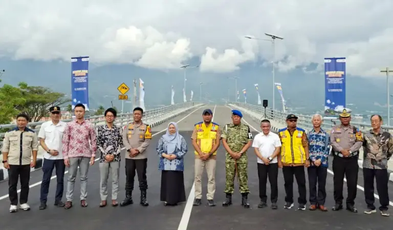 Foto bersama usai peresemian pemanfaatan Jembatan Palu IV dan Elevated Road di palu, Jumat (13/2/2026). (©Prokopim Setda Kota Palu/Jufri)
