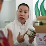 Wawali Imleda menunjuk salah satu produk suplemen moringa suai dilaunching di Palu, Senin (16/2/2026). ©Prokopim Setda Kota Palu/Jufri)