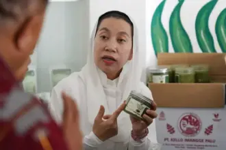 Wawali Imleda menunjuk salah satu produk suplemen moringa suai dilaunching di Palu, Senin (16/2/2026). ©Prokopim Setda Kota Palu/Jufri)