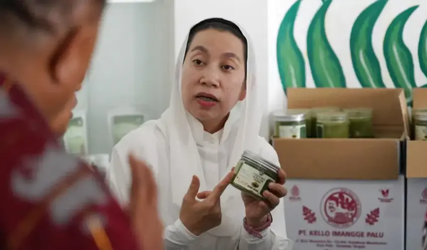 Wawali Imleda menunjuk salah satu produk suplemen moringa suai dilaunching di Palu, Senin (16/2/2026). ©Prokopim Setda Kota Palu/Jufri)