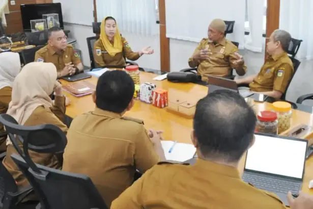 Wali Kota dan Wawali memimpin rapat dengans ejumlah kepala OPD untu penguatan reforamsi birokrasi, Senin (23/2/2026). (©Prokopim Setda Kota Palu/Imron)