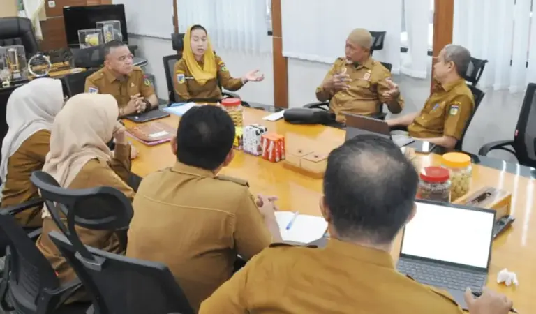 Wali Kota dan Wawali memimpin rapat dengans ejumlah kepala OPD untu penguatan reforamsi birokrasi, Senin (23/2/2026). (©Prokopim Setda Kota Palu/Imron)