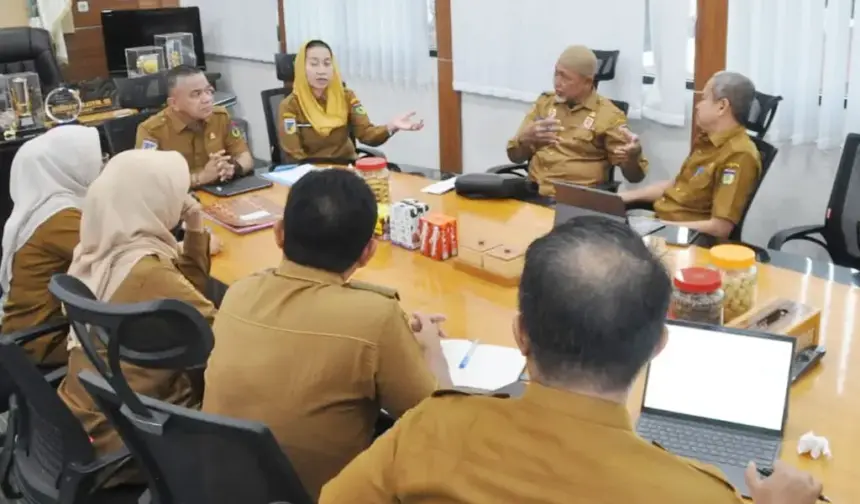 Wali Kota dan Wawali memimpin rapat dengans ejumlah kepala OPD untu penguatan reforamsi birokrasi, Senin (23/2/2026). (©Prokopim Setda Kota Palu/Imron)